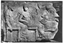 Fotografi. Fris med Aphrodite, Apollon och Poseidon från Parthenontemplets östra del på Akropolis i Aten, Grekland.