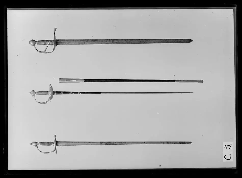 Infanteriofficersvärja. Fäste Sverige c 1830-1850. Klinga Solingen c 1750-1770.