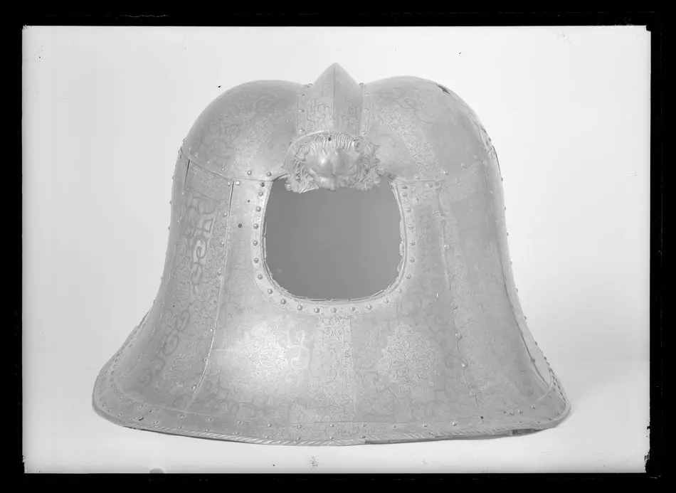 Ländpansar, ingående i Sigismund Augusts rustningsgarnityr för man och häst. Skänkt år 1574 av prinssessan Anna av Polen till Johan III. Tillverkad på 1550-talet av Kunz Lochner i Nürnberg.