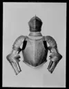 Axelstycke med armskena med armbuckla, höger. Till Johan III:s halvrustning. Troligen från 1570-talet.