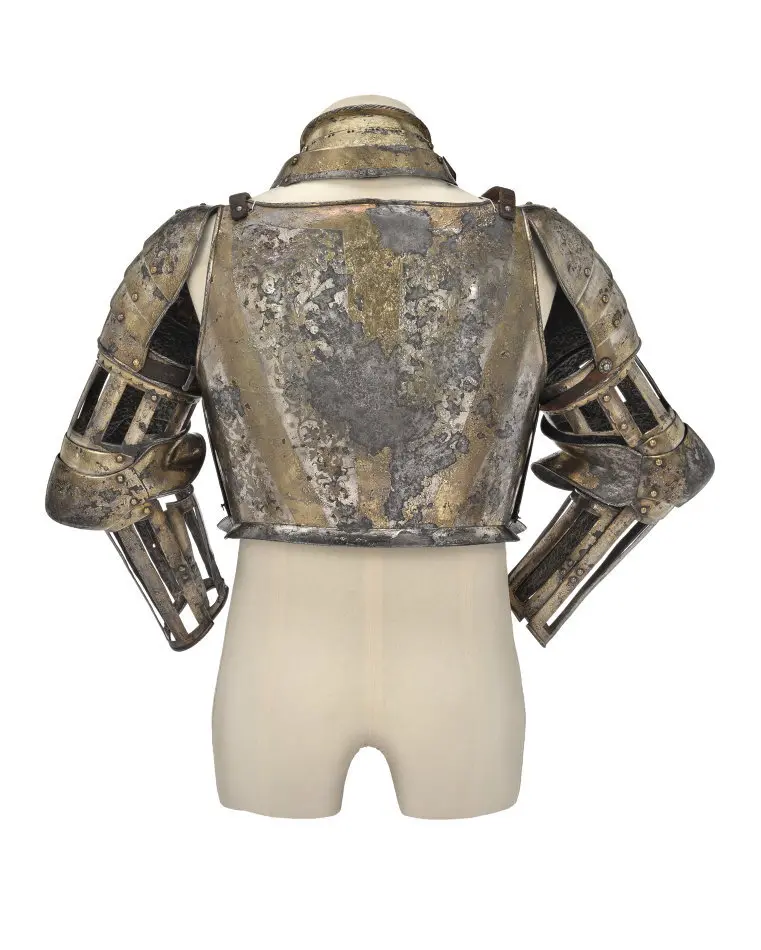 Axelstycke med armskena med armbuckla, höger. Till Johan III:s halvrustning. Troligen från 1570-talet.