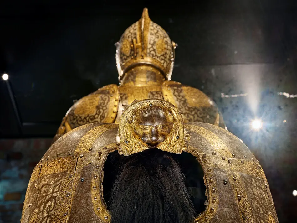 Ländpansar, ingående i Sigismund Augusts rustningsgarnityr för man och häst. Skänkt år 1574 av prinssessan Anna av Polen till Johan III. Tillverkad på 1550-talet av Kunz Lochner i Nürnberg.