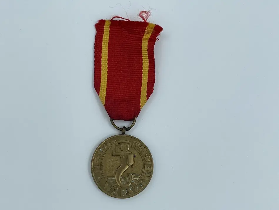 Bild på Förtjänstmedalj i rött och gult band 