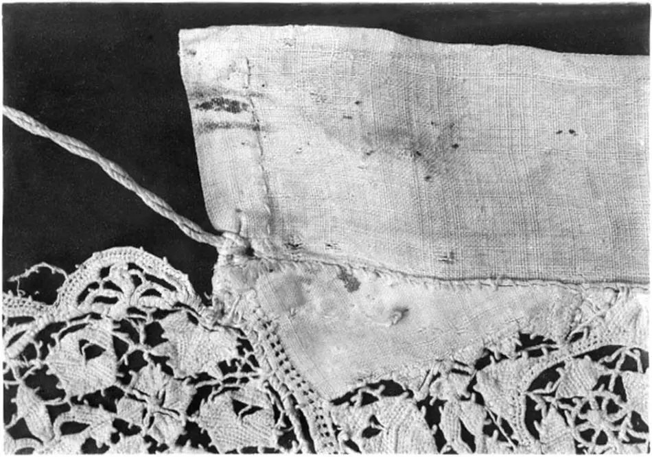 Manschett av linne med sydd spets, använd till Gustav II Adolfs första sveptröja.
