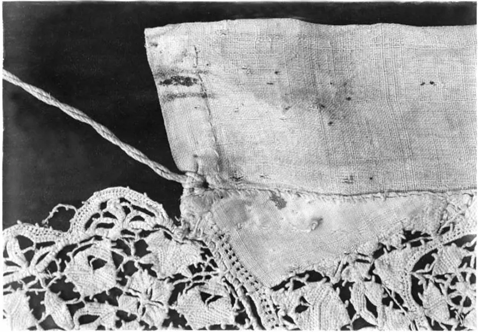 Manschett av linne med sydd spets, använd till Gustav II Adolfs första sveptröja.