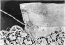 Manschett av linne med sydd spets, använd till Gustav II Adolfs första sveptröja.