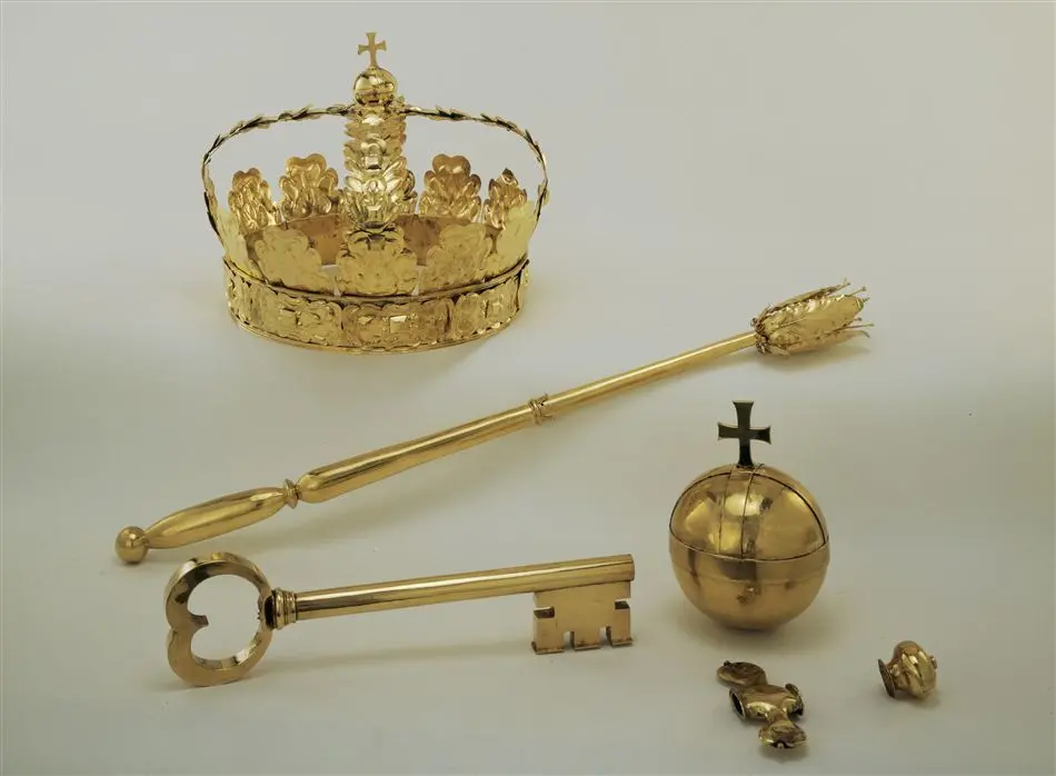 Krona av guld, tillhörande Karl X Gustavs begravningsregalier, bestående av krona, riksäpple, spira, riksnyckel, värjknapp, parerstång och guldtrådsnystan.