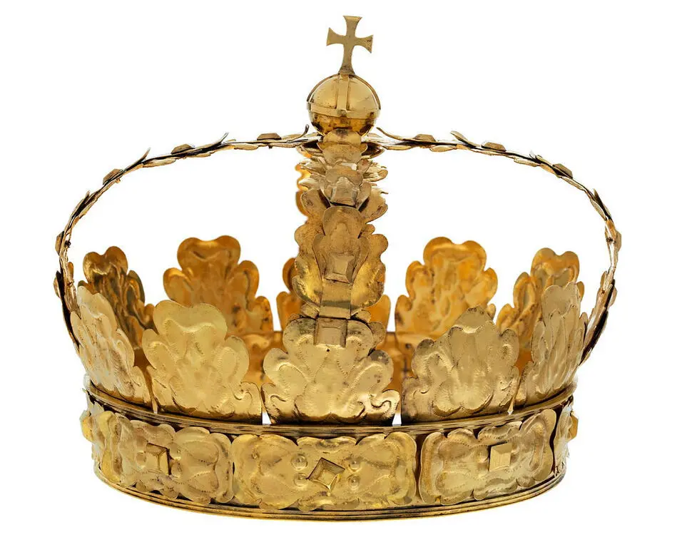 Bild på Krona av guld, tillhörande Karl X Gustavs begravningsregalier, bestående av krona, riksäpple, spira, riksnyckel, värjknapp, parerstång och guldtrådsnystan.