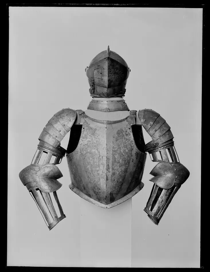 Axelstycke med armskena med armbuckla, höger. Till Johan III:s halvrustning. Troligen från 1570-talet.