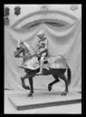 Sadel, ingående i Sigismund Augusts rustningsgarnityr för man och häst. Skänkt år 1574 av prinssessan Anna av Polen till Johan III. Tillverkad på 1550-talet av Kunz Lochner i Nürnberg.