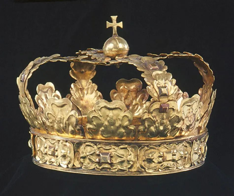 Krona av guld, tillhörande Karl X Gustavs begravningsregalier, bestående av krona, riksäpple, spira, riksnyckel, värjknapp, parerstång och guldtrådsnystan.