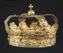 Krona av guld, tillhörande Karl X Gustavs begravningsregalier, bestående av krona, riksäpple, spira, riksnyckel, värjknapp, parerstång och guldtrådsnystan.