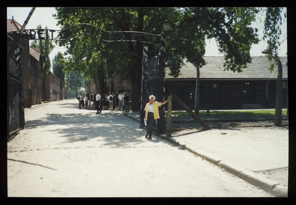 Bild på Rosa Gustafsson vid återbesök i Auschwitz