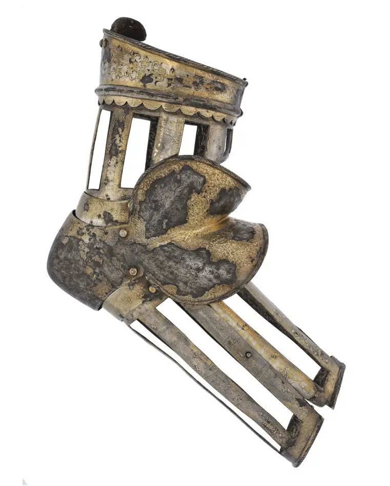Bild på Axelstycke med armskena med armbuckla, höger. Till Johan III:s halvrustning. Troligen från 1570-talet.