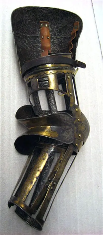 Axelstycke med armskena med armbuckla, höger. Till Johan III:s halvrustning. Troligen från 1570-talet.