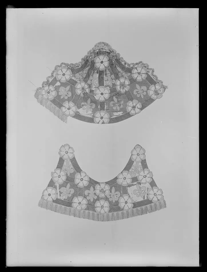 Bogstycke, del till hästtyg, Maria Eleonoras färger (rött-vitt), tillverkat av hovskräddaren Baltzar Dinet för bröllopstorneringen 1620.