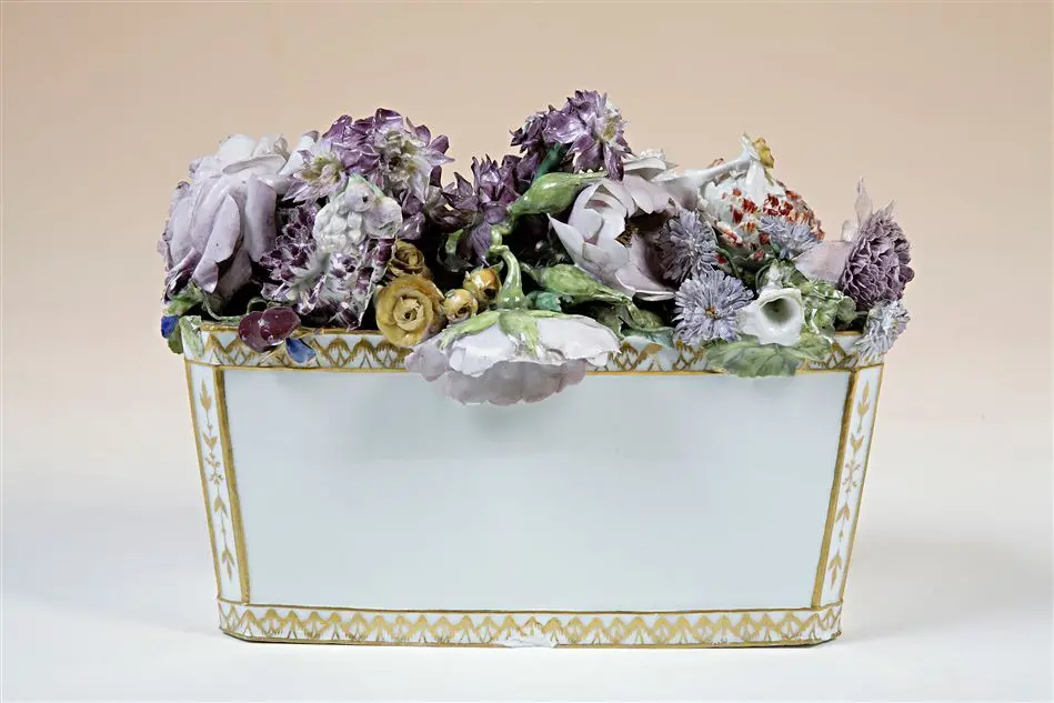 Blomsteruppsats i porslin.