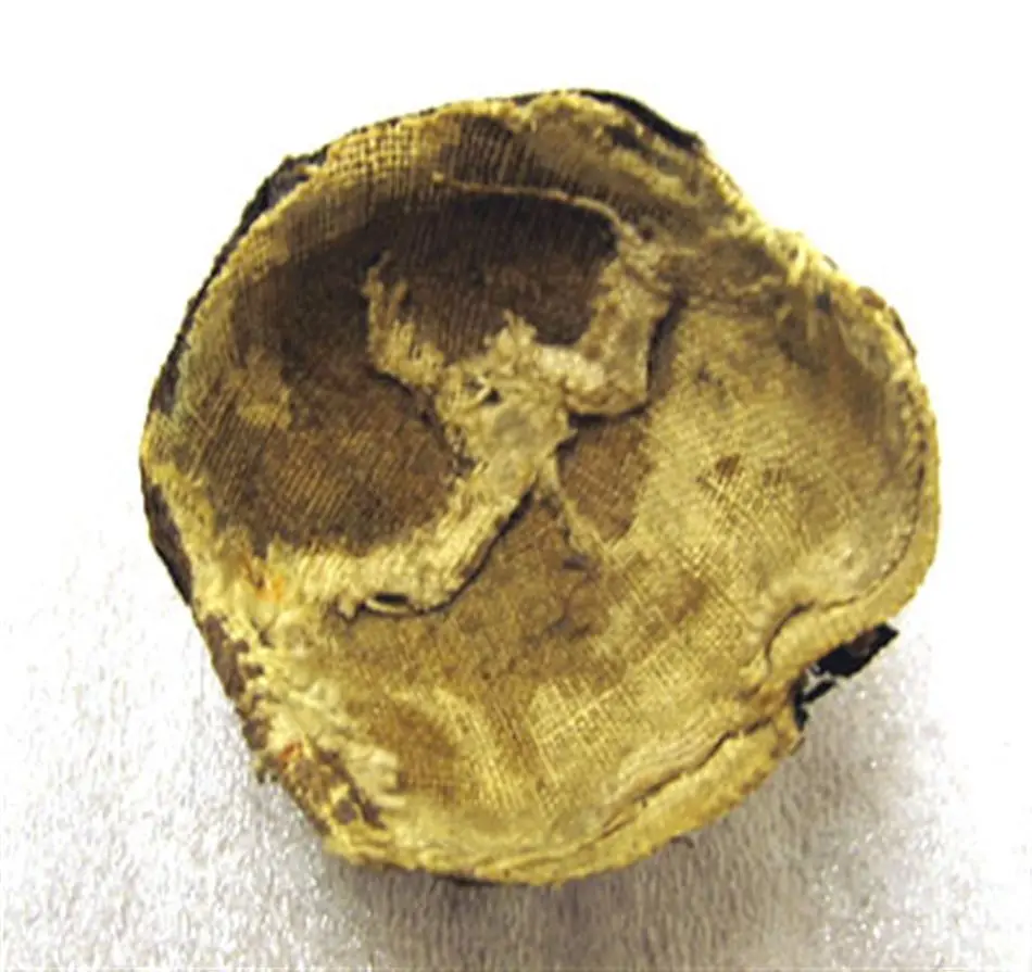 Huva till hjälm nnr 24648, till docka föreställande rytteriöverste, Sverige 1660-tal. Tillhörig Karl XI.