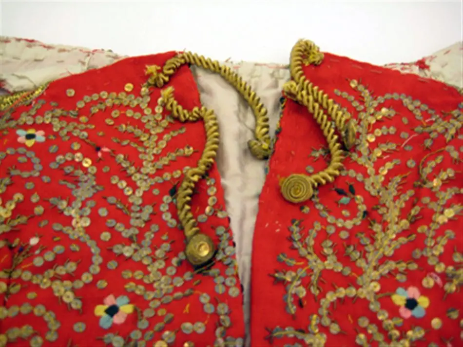Väst till klänning som hört till kejsarinnan Josephine (Napoleon I:s gemål), 1800-talets början.