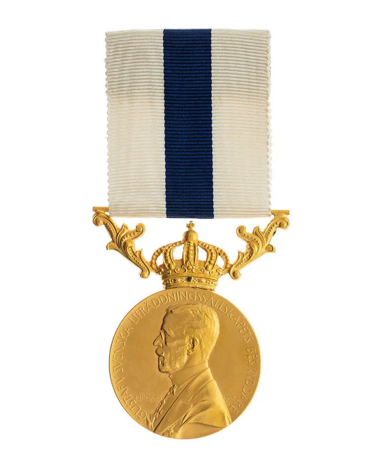 Bild på Svenska Livräddningssällskapets guldmedalj, tilldelad dåvarande kronprins Gustav Adolf 1938-11-28.