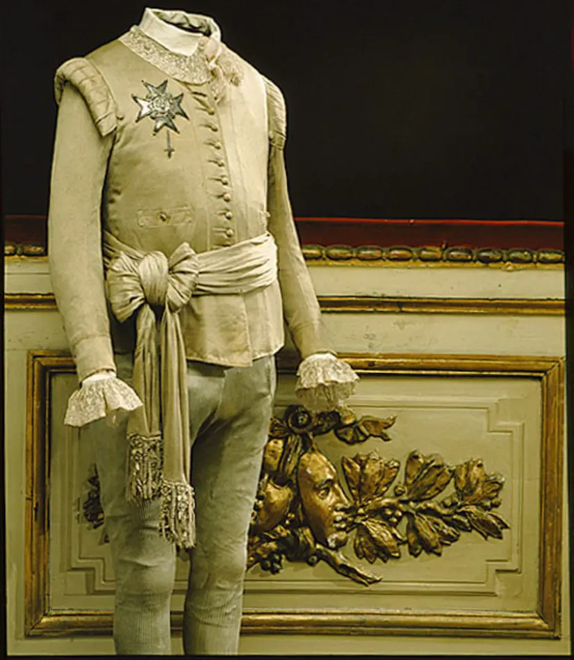 Skärp består av två delar av beige-grön silkestrikå använt av Gustav III vid attentatet på Operan den 16 mars 1792 .