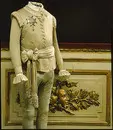 Skärp består av två delar av beige-grön silkestrikå använt av Gustav III vid attentatet på Operan den 16 mars 1792 .