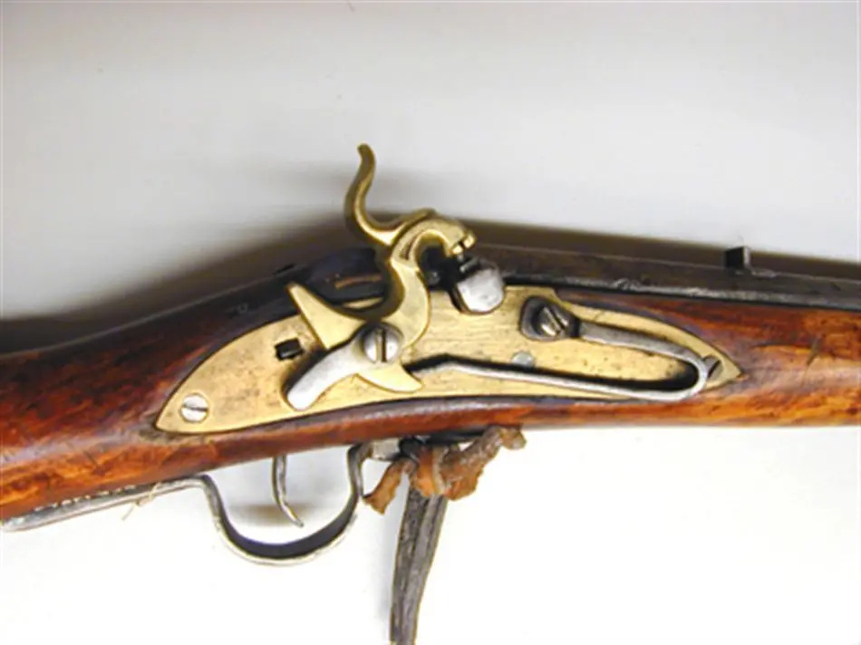 Slagsnapplåslodbösa, nordsvensk typ, utfjäderslås, tåspännare, 1800-talets mitt, pipan stämplad C I B.