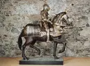 Sadel, ingående i Sigismund Augusts rustningsgarnityr för man och häst. Skänkt år 1574 av prinssessan Anna av Polen till Johan III. Tillverkad på 1550-talet av Kunz Lochner i Nürnberg.