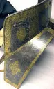 Sadel, ingående i Sigismund Augusts rustningsgarnityr för man och häst. Skänkt år 1574 av prinssessan Anna av Polen till Johan III. Tillverkad på 1550-talet av Kunz Lochner i Nürnberg.