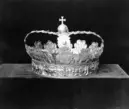 Krona av guld, tillhörande Karl X Gustavs begravningsregalier, bestående av krona, riksäpple, spira, riksnyckel, värjknapp, parerstång och guldtrådsnystan.