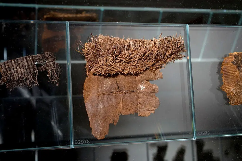 Bild på Fragment, Fragment, B:4, kistklädseln, klädsel