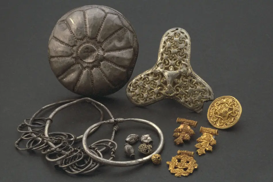Bild på Hänge, Pärla, Rundspänne, Spänne, Treflikigt spänne, Slät armring, Armring, Skål, Kärl