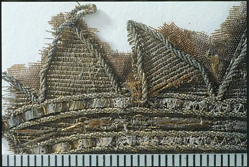 Fragment, A:1, krona och mantel