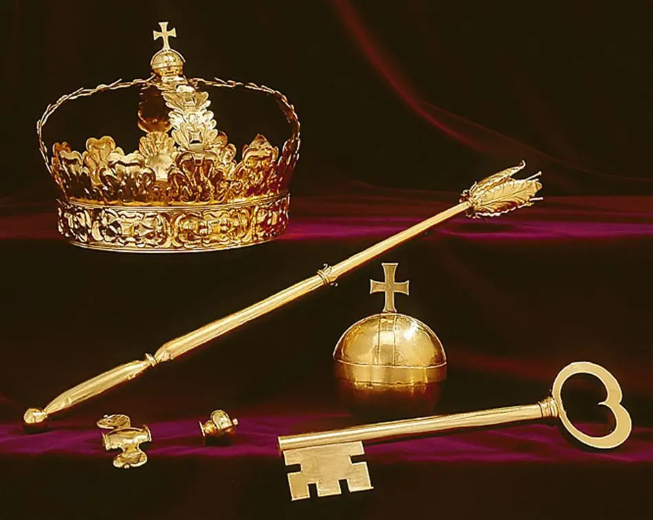 Krona av guld, tillhörande Karl X Gustavs begravningsregalier, bestående av krona, riksäpple, spira, riksnyckel, värjknapp, parerstång och guldtrådsnystan.