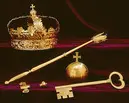 Krona av guld, tillhörande Karl X Gustavs begravningsregalier, bestående av krona, riksäpple, spira, riksnyckel, värjknapp, parerstång och guldtrådsnystan.