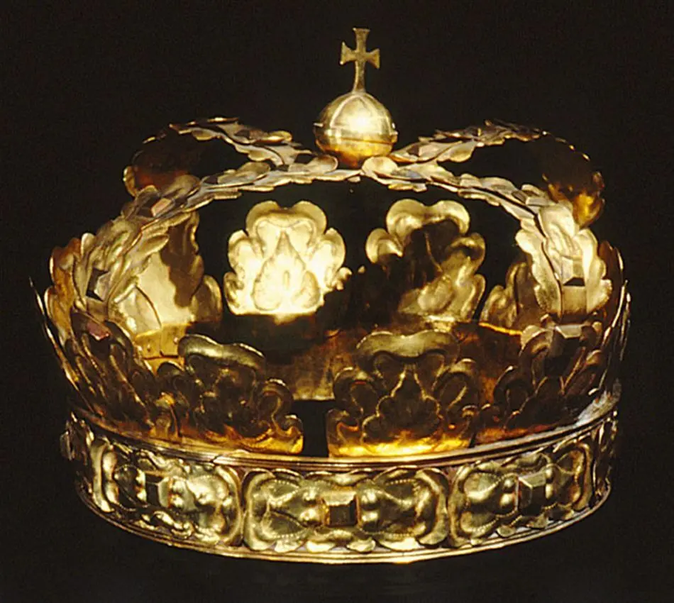 Krona av guld, tillhörande Karl X Gustavs begravningsregalier, bestående av krona, riksäpple, spira, riksnyckel, värjknapp, parerstång och guldtrådsnystan.