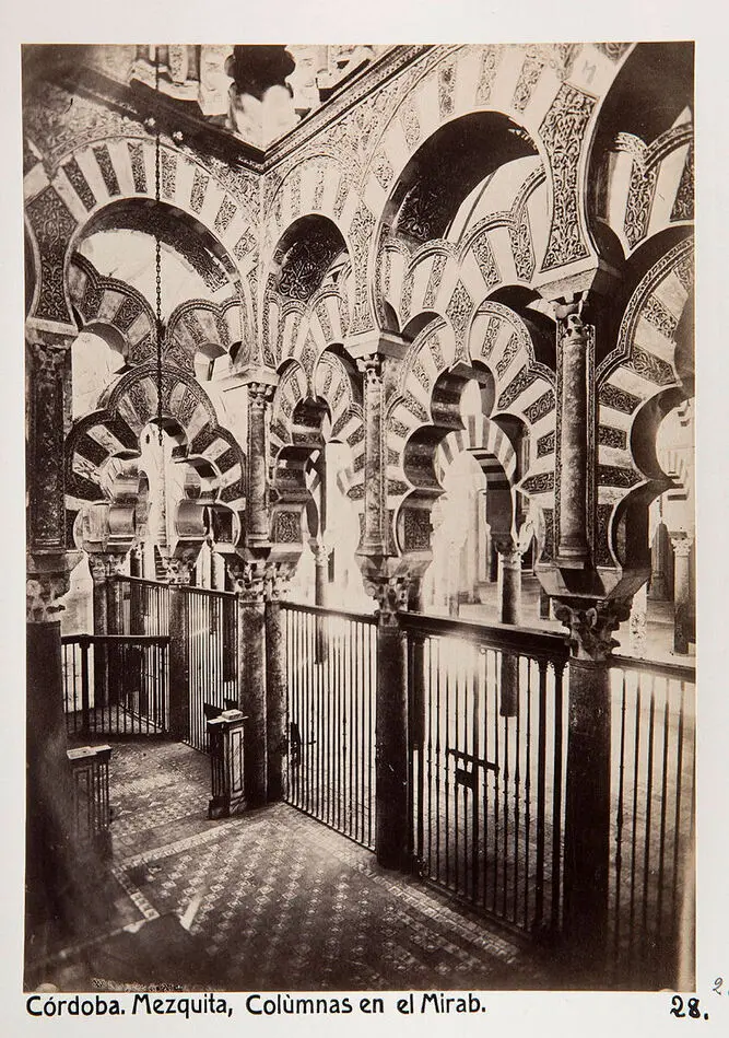 Bild på Fotografi. Katedralen, tidigare moskén i Córdoba, Mezquita. Kolonner i Mihraben. 
