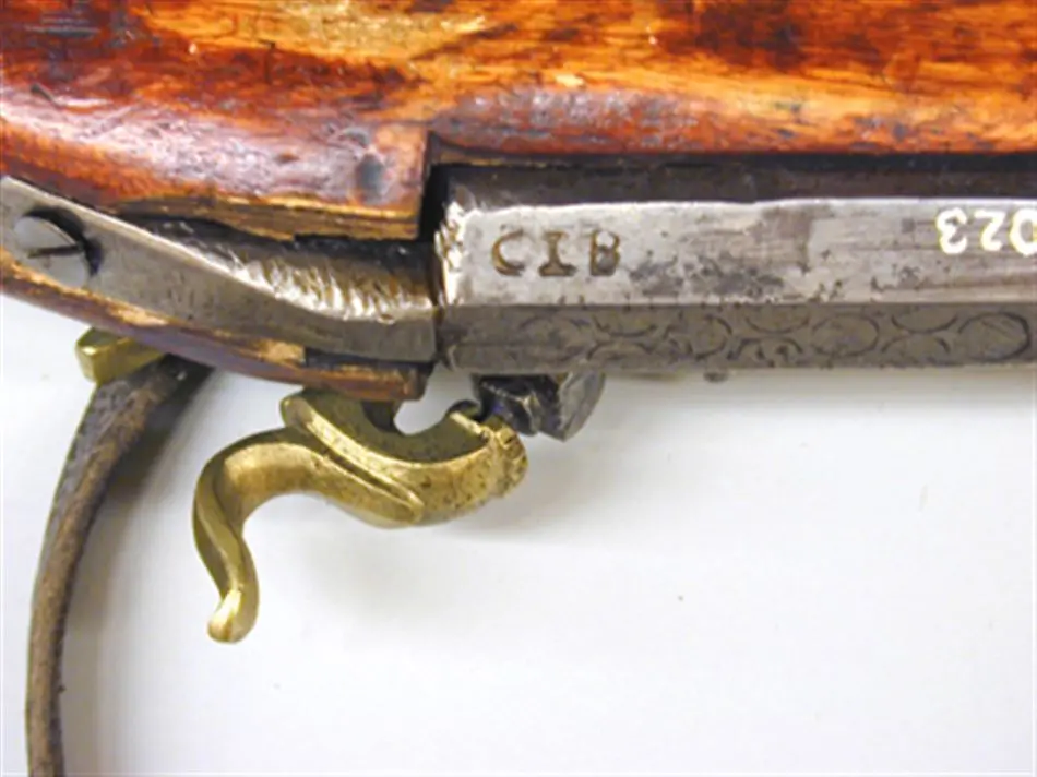 Slagsnapplåslodbösa, nordsvensk typ, utfjäderslås, tåspännare, 1800-talets mitt, pipan stämplad C I B.
