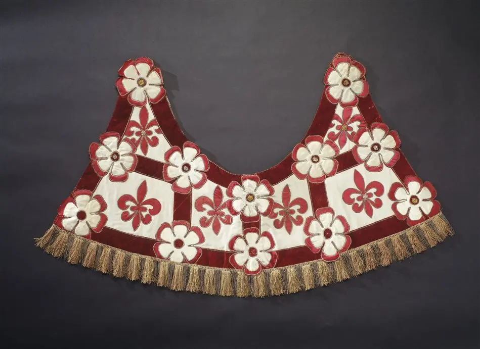 Bogstycke, del till hästtyg, Maria Eleonoras färger (rött-vitt), tillverkat av hovskräddaren Baltzar Dinet för bröllopstorneringen 1620.