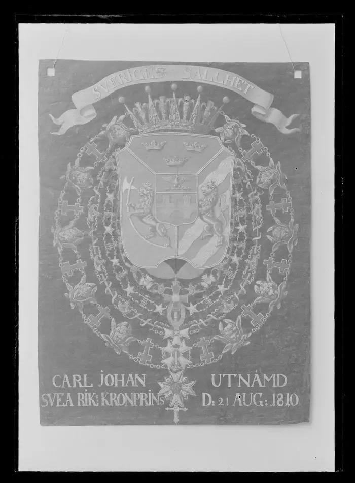 Serafimersköld för konung Karl XIV Johan av Sverige som kronprins av Sverige-Norge 1810-1818, urspr.upphängd i Riddarholmskyrkan, Stockholm.