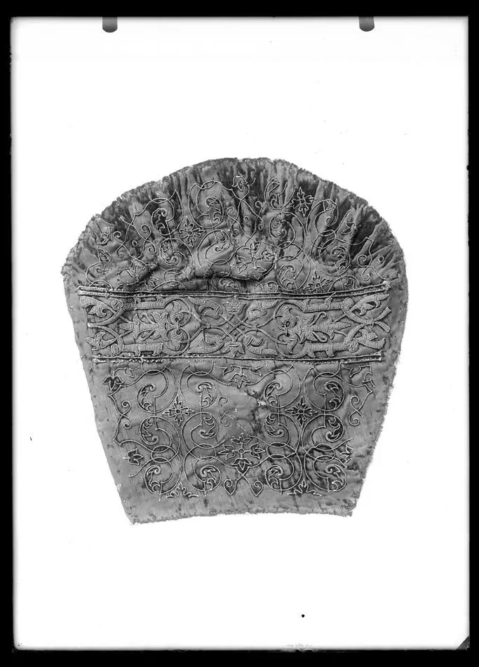 Sadel, ingående i Sigismund Augusts rustningsgarnityr för man och häst. Skänkt år 1574 av prinssessan Anna av Polen till Johan III. Tillverkad på 1550-talet av Kunz Lochner i Nürnberg.