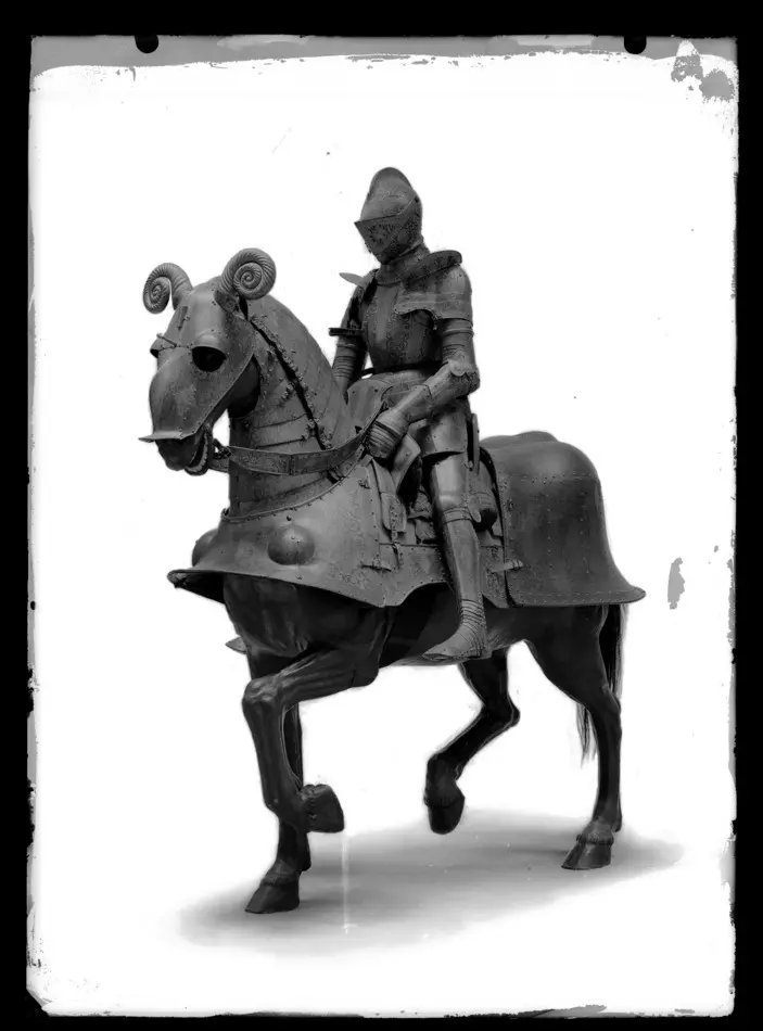 Sadel, ingående i Sigismund Augusts rustningsgarnityr för man och häst. Skänkt år 1574 av prinssessan Anna av Polen till Johan III. Tillverkad på 1550-talet av Kunz Lochner i Nürnberg.