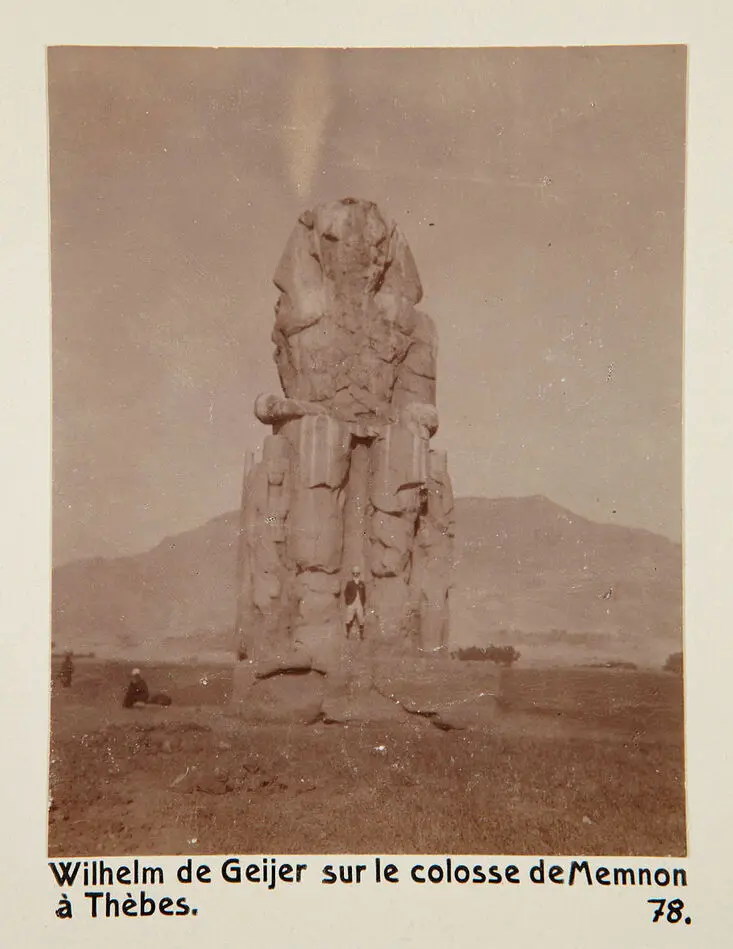 Bild på Fotografi. Wilhelm von Geijer på den stora Memnon-statyn i Thebe, Egypten.