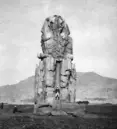 Fotografi. Wilhelm von Geijer på den stora Memnon-statyn i Thebe, Egypten.