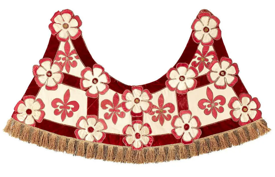 Bogstycke, del till hästtyg, Maria Eleonoras färger (rött-vitt), tillverkat av hovskräddaren Baltzar Dinet för bröllopstorneringen 1620.