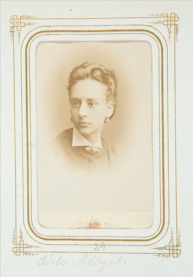 Bild på Fotografiporträtt i album. Odile Schlegel.