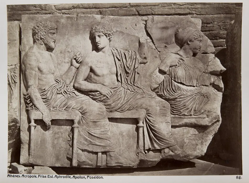 Bild på Fotografi. Fris med Aphrodite, Apollon och Poseidon från Parthenontemplets östra del på Akropolis i Aten, Grekland.