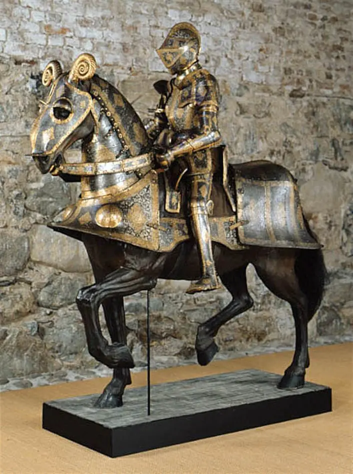 Tömpansar, vänster, ingående i Sigismund Augusts rustningsgarnityr för man och häst. Skänkt år 1574 av prinssessan Anna av Polen till Johan III. Tillverkad på 1550-talet av Kunz Lochner i Nürnberg.
