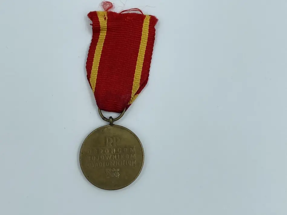 Förtjänstmedalj i rött och gult band 