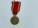 Förtjänstmedalj i rött och gult band 